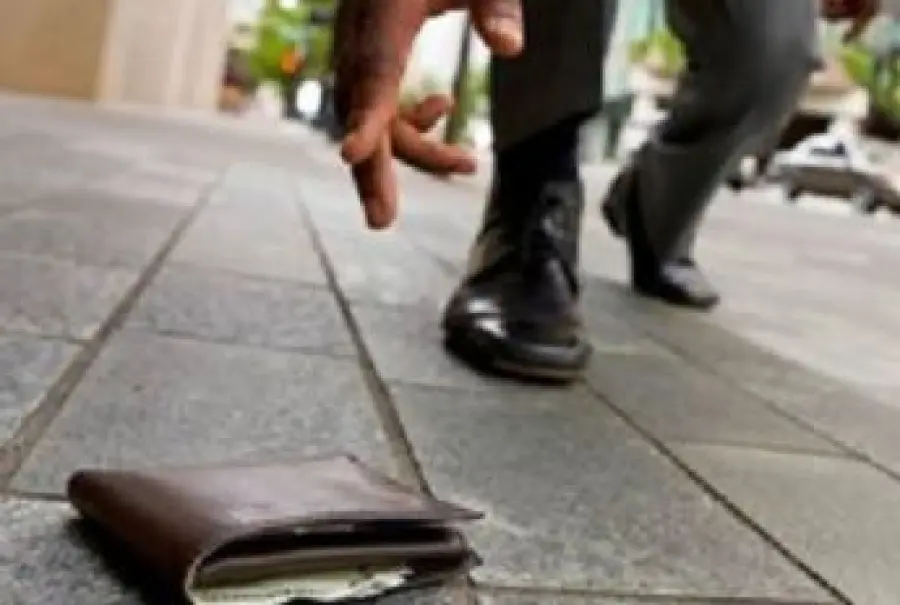 Disoccupato trova portafoglio con 1000 euro; lo restituisce