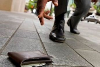 Disoccupato trova portafoglio con 1000 euro; lo restituisce