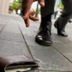 Disoccupato trova portafoglio con 1000 euro; lo restituisce