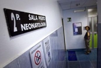 Partorisce in auto ed in ospedale supera l’esame per insegnare