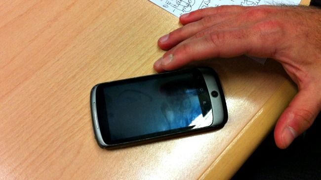 Cassazione: rischia carcere chi si impossessa del cellulare altrui