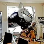 Auto finisce nella cucina, donna poco prima stava facendo il tè