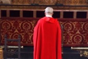 Anziana agita foglietto di preghiera, prete interrompe la messa e la sgrida