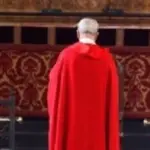 Anziana agita foglietto di preghiera, prete interrompe la messa e la sgrida