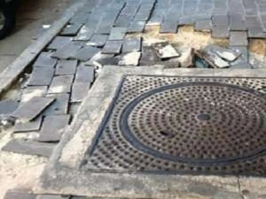 34enne inciampa sul marciapiede sconnesso, cade e muore