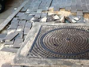 34enne inciampa sul marciapiede sconnesso, cade e muore