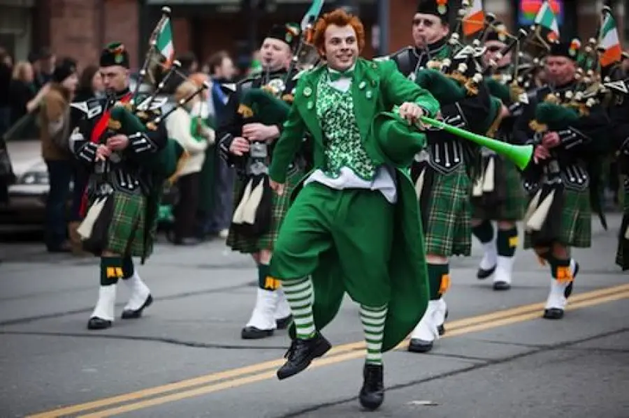 Irlanda festeggia San Patrizio: musicisti e sbandieratori sfilano per le strade