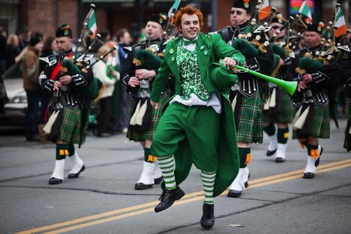 Irlanda festeggia San Patrizio: musicisti e sbandieratori sfilano per le strade