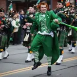 Irlanda festeggia San Patrizio: musicisti e sbandieratori sfilano per le strade