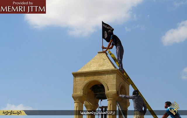 Isis rimuove croci e appone bandiere nere in Iraq
