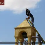 Isis rimuove croci e appone bandiere nere in Iraq