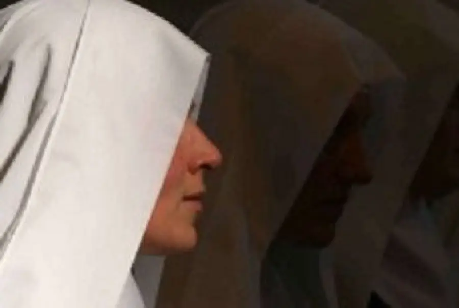 Suora di 72 anni violentata in convento: 8 persone fermate