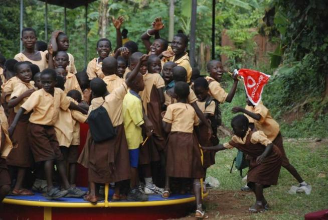 Ghana, giostre che generano energia elettrica: divertimento e utilità