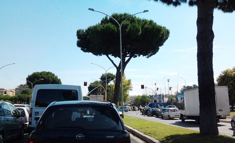 Roma, aggressione in via Cristoforo Colombo: donna finisce in ospedale