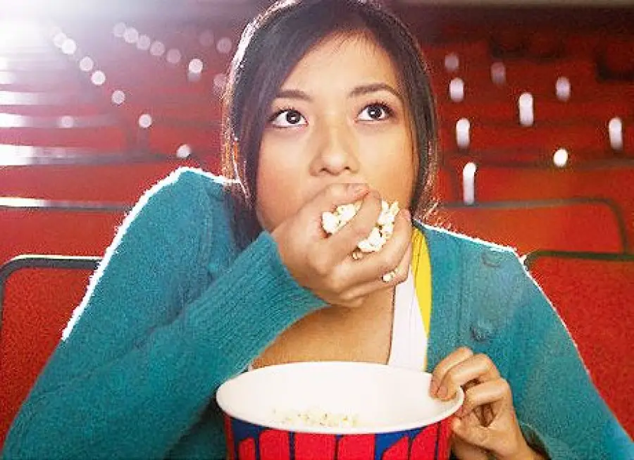Volete perdere peso? Evitate film drammatici: inducono a mangiare di più