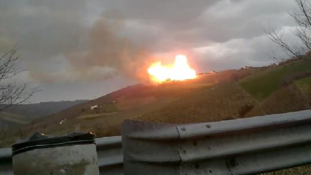 Maltempo: traliccio alta tensione piomba su condotta metano, incendio in Abruzzo