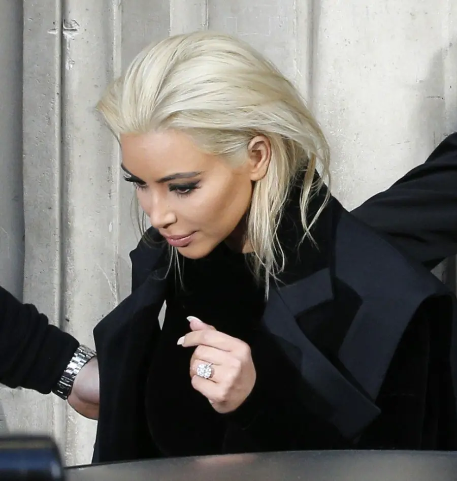 Kim Kardashian: addio alla chioma nero corvino, diventa bionda