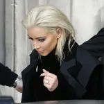 Kim Kardashian: addio alla chioma nero corvino, diventa bionda