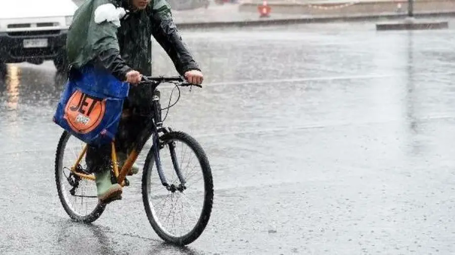 Milano, ciclista perde equilibrio per forte vento: travolto da furgone