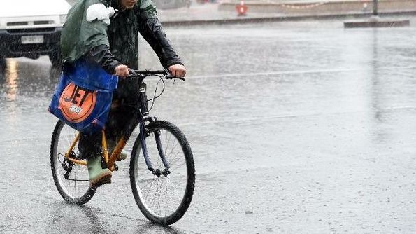 Milano, ciclista perde equilibrio per forte vento: travolto da furgone