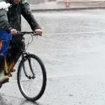 Milano, ciclista perde equilibrio per forte vento: travolto da furgone
