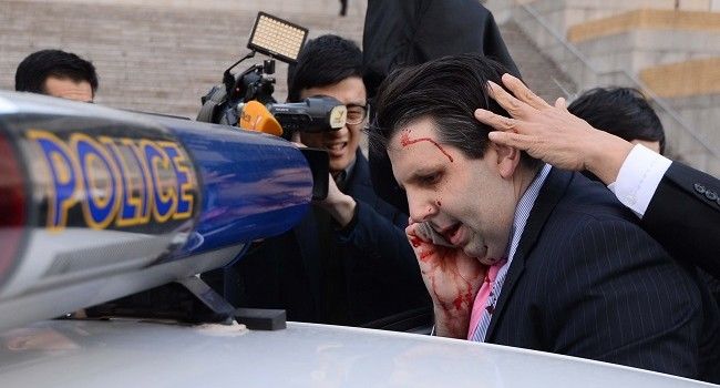 Mark Lippert colpito con rasoio: Corea del Nord apprezza aggressione