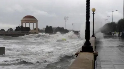 Maltempo, Toscana in ginocchio: masso si stacca e colpisce auto. Un morto
