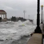 Maltempo, Toscana in ginocchio: masso si stacca e colpisce auto. Un morto