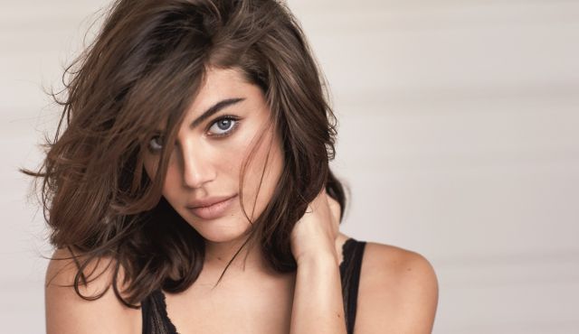 Modella israeliana Shlomit Malka posa per Intimissimi: fascino e brio