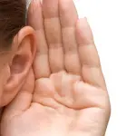 Udito in pericolo con cuffie per ascoltare musica: Oms mette in guardia