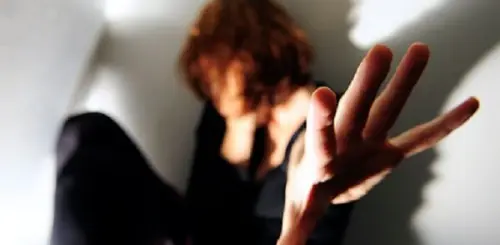 Milano: fidanzata troppo bella, segregata per 4 giorni