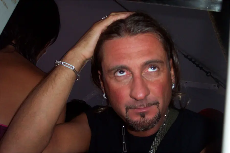 Finse di fare la guardia: dj Giuseppe patteggia pena