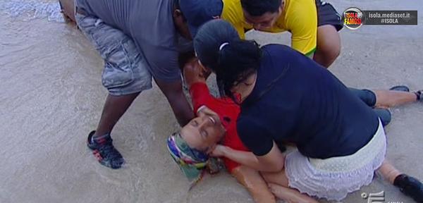 Isola dei Famosi: Rachida vede figlia e sviene, Alvin rassicura tutti