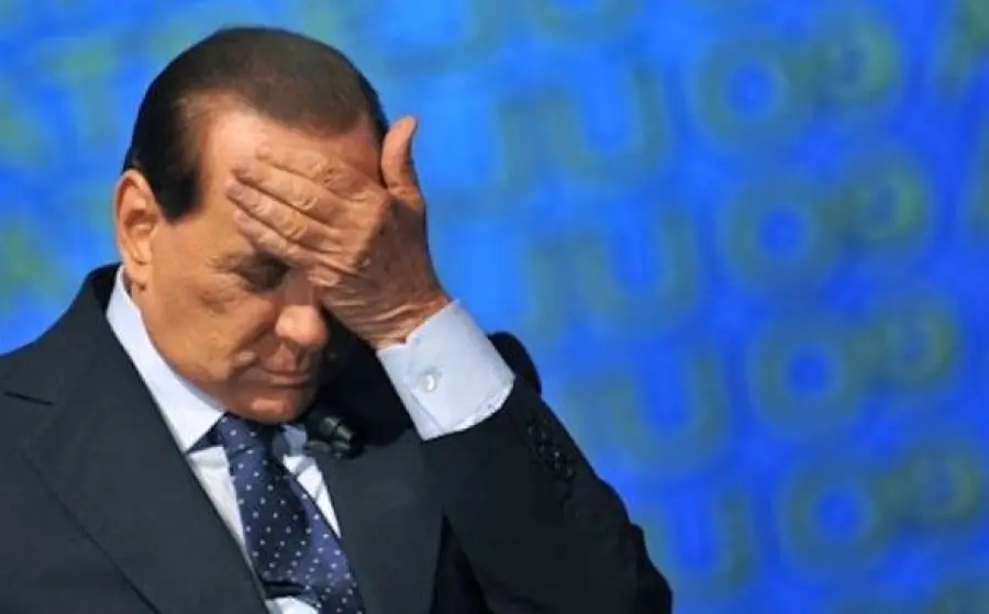 Silvio Berlusconi si rompe malleolo: camminerà con stampella