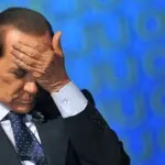 Silvio Berlusconi si rompe malleolo: camminerà con stampella