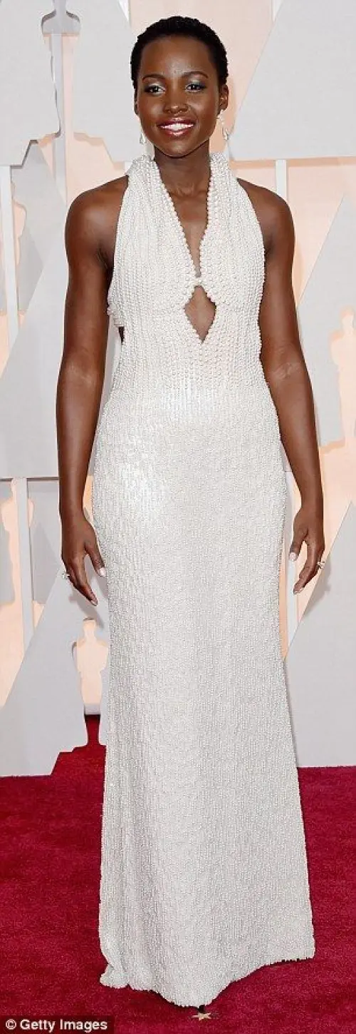Lupita Nyong'o: ladri rubano abito di perle realizzato da Calvin Klein