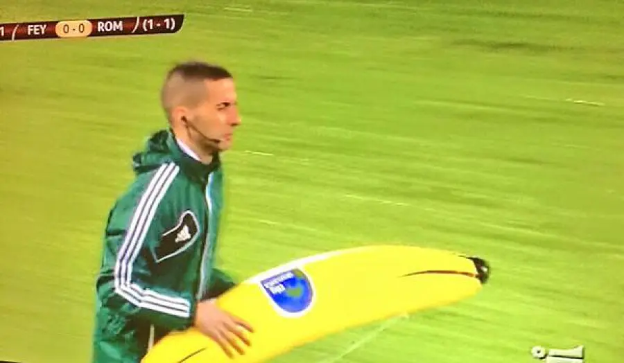 Feyenoord-Roma: inciviltà tifosi olandesi, banana per Gervinho