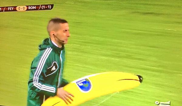 Feyenoord-Roma: inciviltà tifosi olandesi, banana per Gervinho