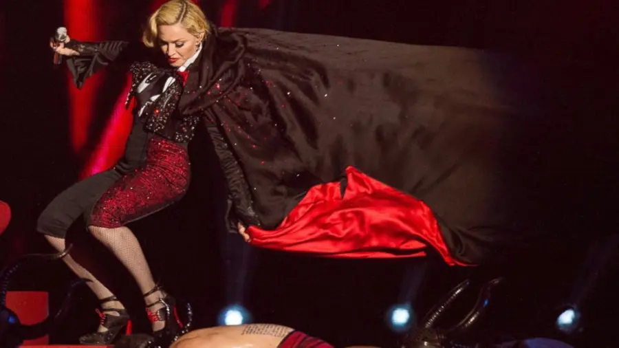 Madonna cade ai Brit Awards, pubblico in ansia: "Sto bene"