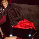 Madonna cade ai Brit Awards, pubblico in ansia: 