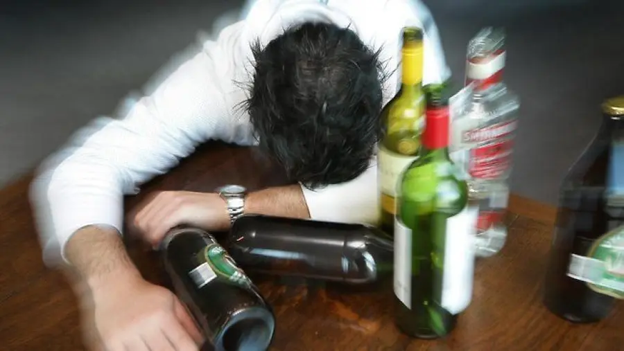 Binge drinking deleterio per il cuore: rischio aritmie aumenta