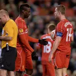 Gerrard ammonisce Balotelli: 