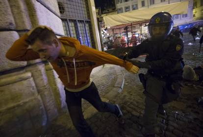 Roma, tifosi Feyenoord ubriachi sconvolgono centro storico: 23 arresti