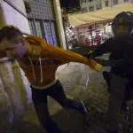 Roma, tifosi Feyenoord ubriachi sconvolgono centro storico: 23 arresti