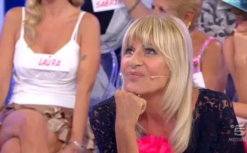 Trono Over, Gemma bacia un altro