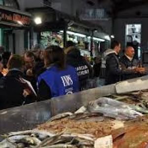 Roma, pesce avariato al mercato Esquilino: maxi sequestro