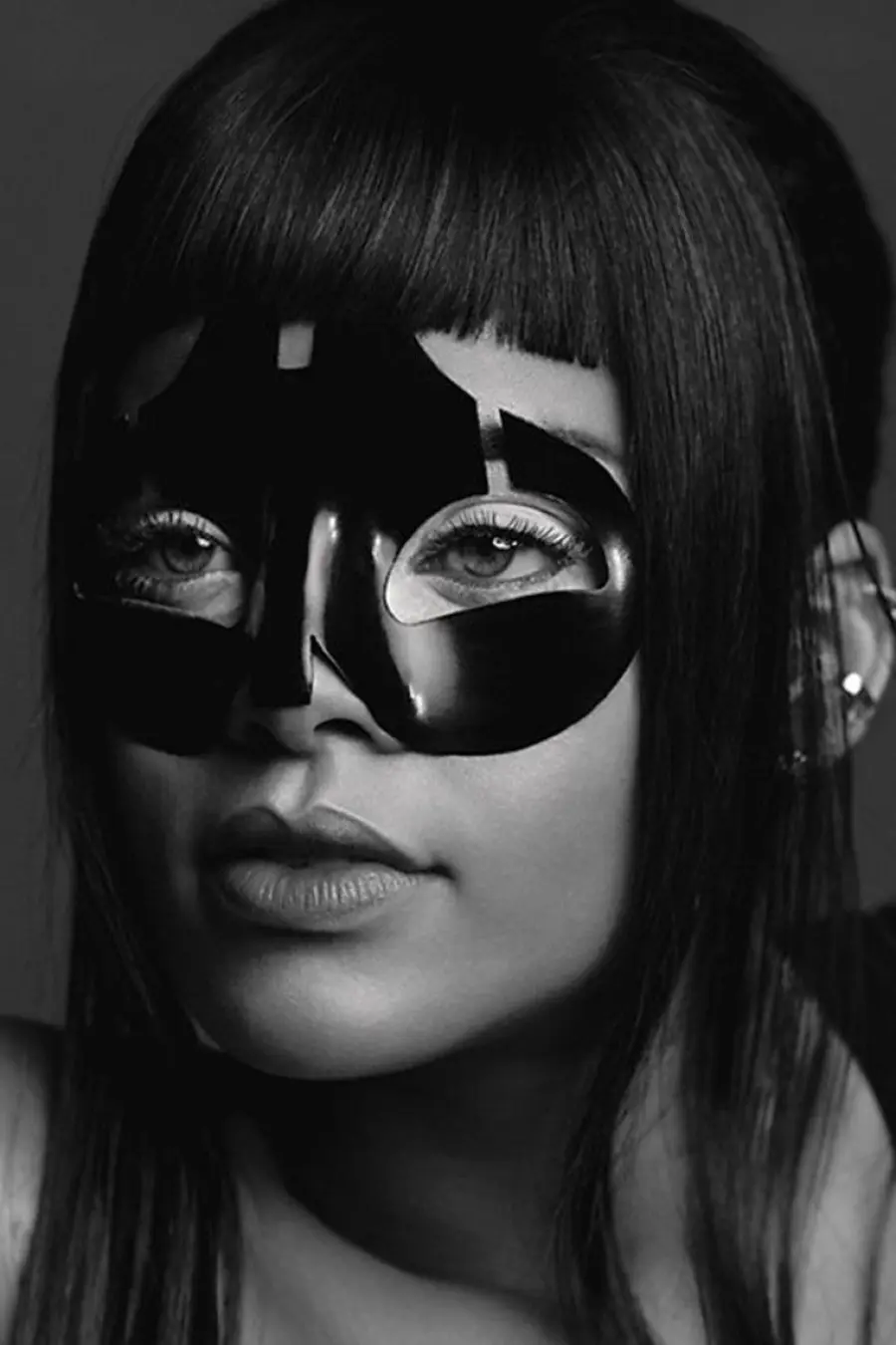 Rihanna in topless per rivista AnOther: scatto spopola