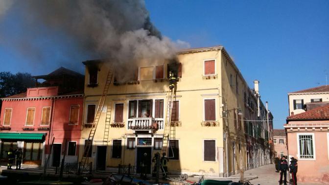 Venezia, incendio in appartamento: palazzo evacuato
