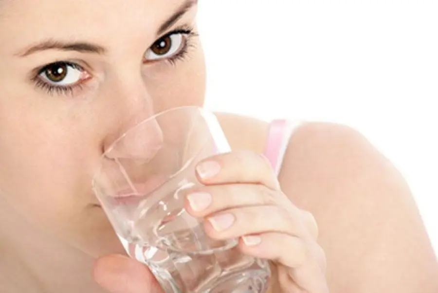 Bere acqua fa bene? Sì, ma non eccedere. Aquaholism dilaga