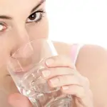 Bere acqua fa bene? Sì, ma non eccedere. Aquaholism dilaga